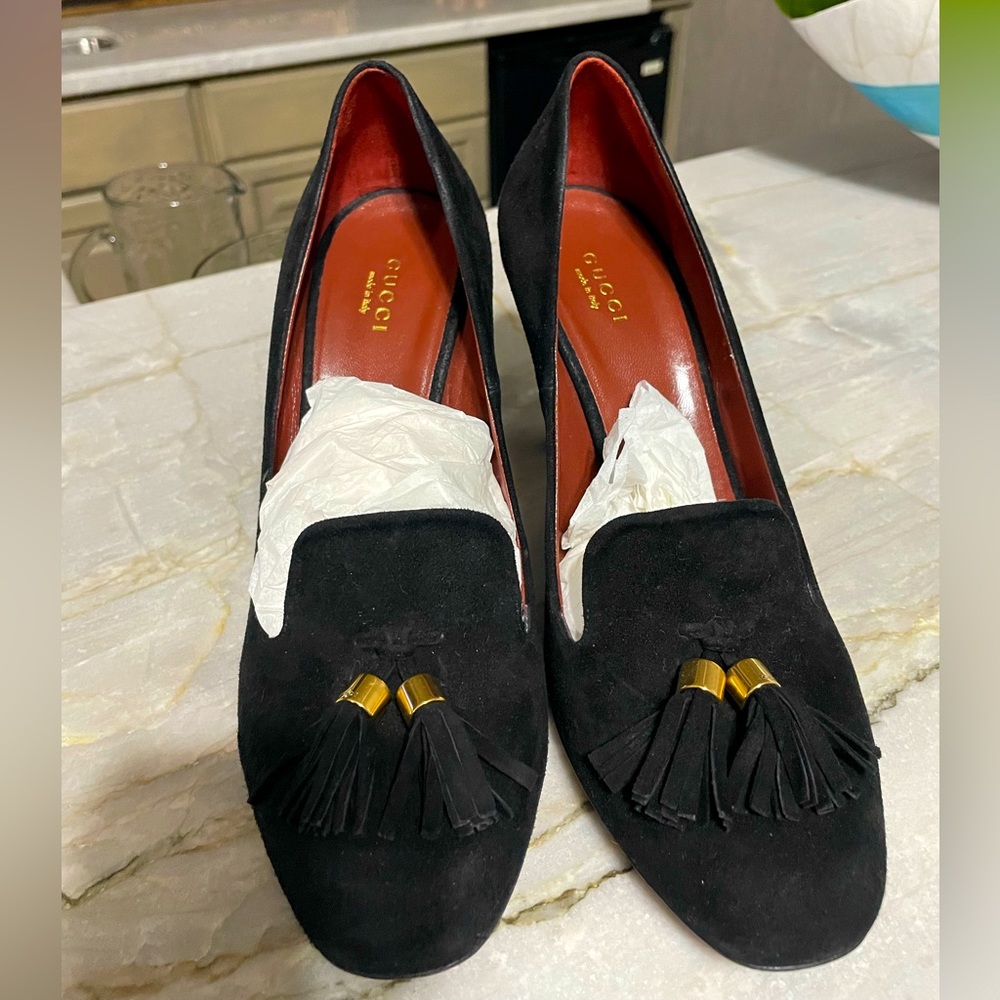 GUCCI BLACK SUEDE TASSEL HEELS 38.5